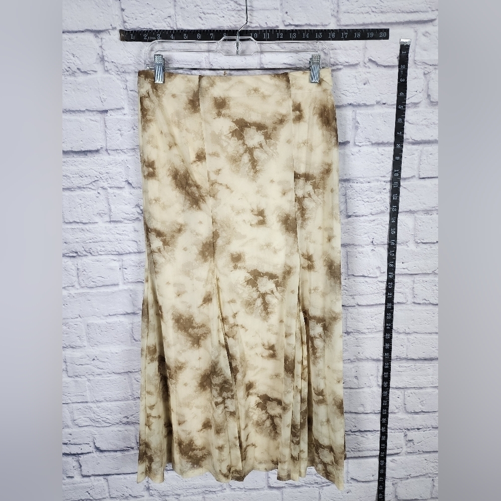 NWT Moon River skirt with flowy, tie dye design and stretch waist Size L
